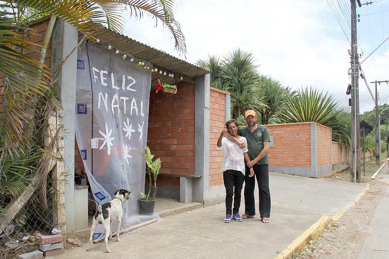 Moradores de rua decoram casa improvisada em ponto de ônibus em Corupá