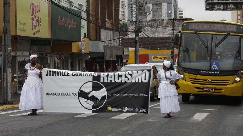 Joinville realiza blitz de combate ao racismo