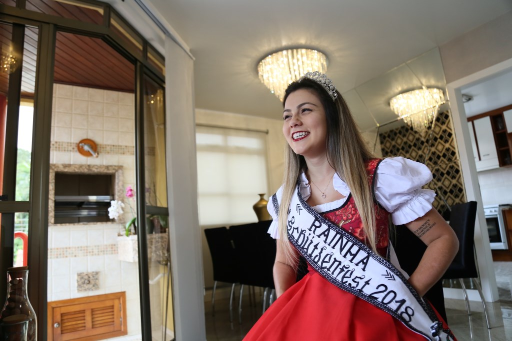 Nova rainha da Schützenfest fala sobre preparação para concurso e responsabilidade do cargo