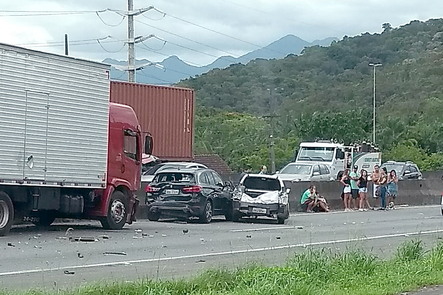 Joinville | Acidente com quatro carros e um caminhão deixa quatro feridos na BR-101