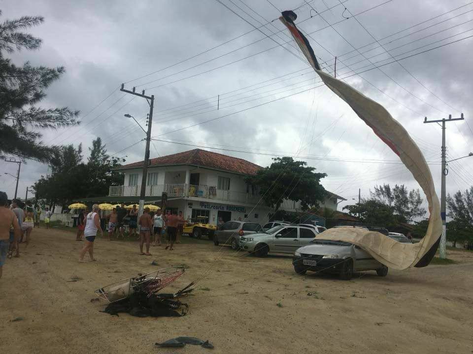 São Francisco do Sul | Acidente com paramotor deixa dois homens feridos