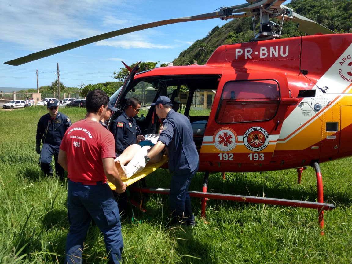 Penha | Helicóptero Arcanjo resgata mulher em trilha