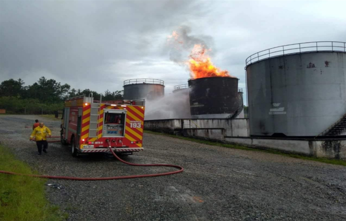 Balneário Piçarras | Tanque de distribuidora de combustíveis incendeia após queda de raio