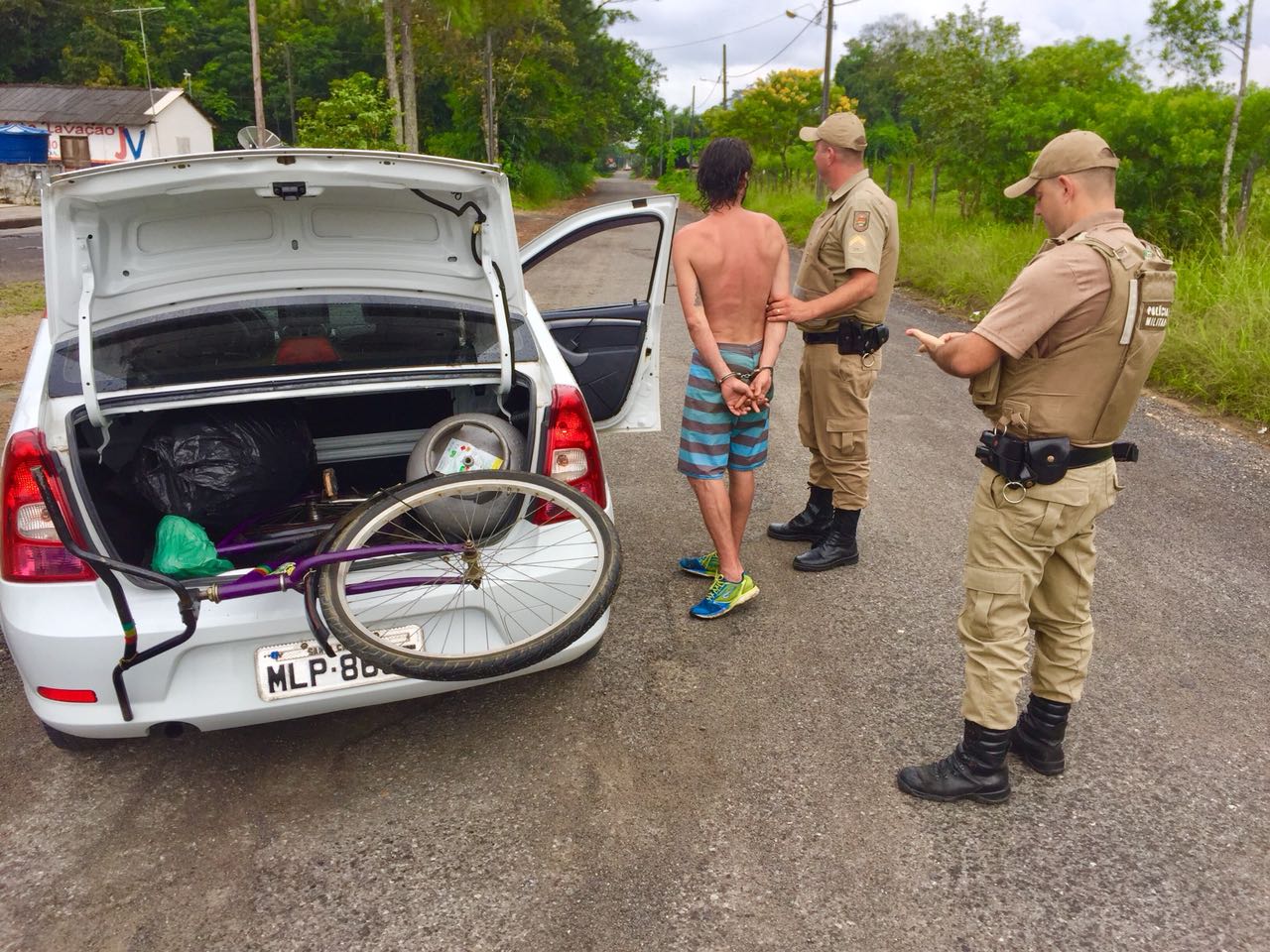 Garuva | Homem tenta fugir de bicicleta com botijões furtados