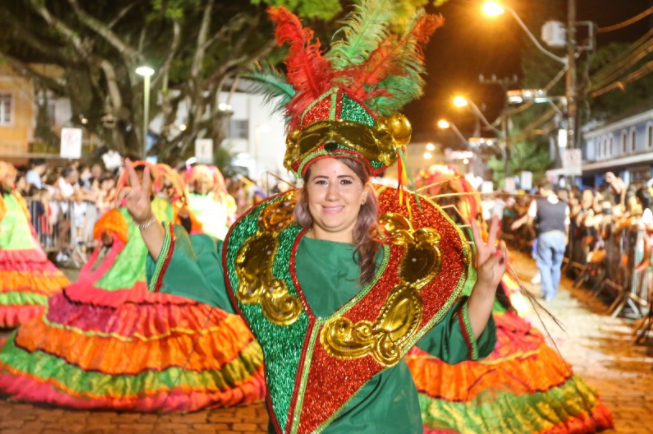 Desfile de carnaval anima São Francisco do Sul