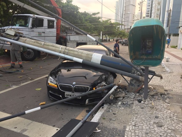 Balneário Camboriú | Motorista foge após bater carro de luxo em poste