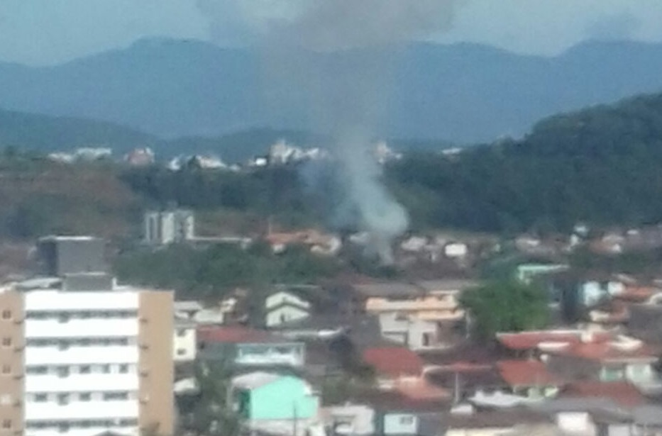 Mulher sofre queimaduras ao tentar salvar móveis de incêndio em Joinville