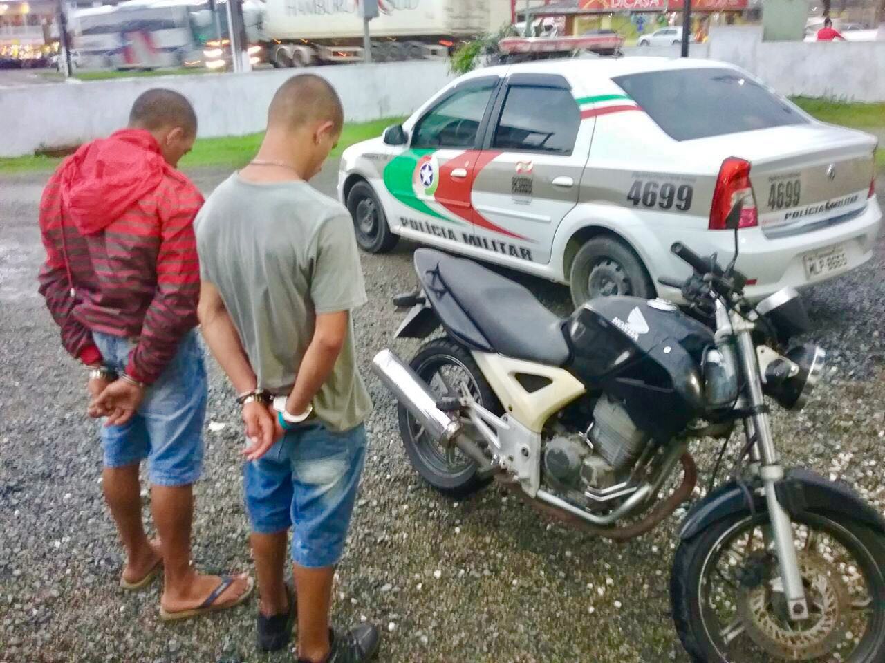 Garuva | Policia Militar prende dois homens com motocicleta roubada