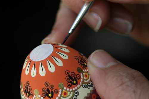 Tradição dos ovos pintados à mão é revivida no Vale do Rio das Águas Frias