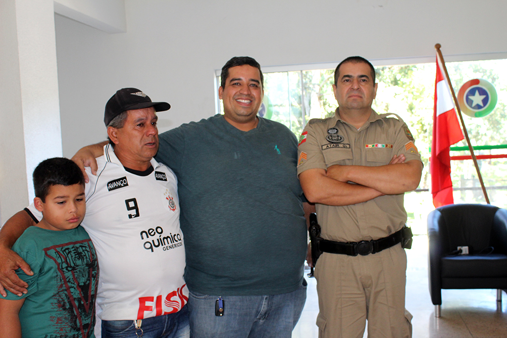 Com ajuda da PM, pai e filho se reencontram após 19 anos em Chapecó