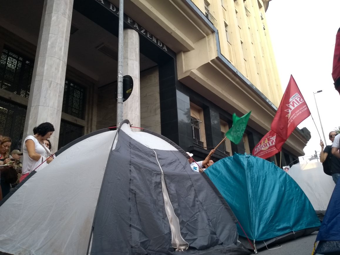 Servidores amanhecem acampados na frente da prefeitura de Florianópolis e aguardam assembleia para definir rumo da greve