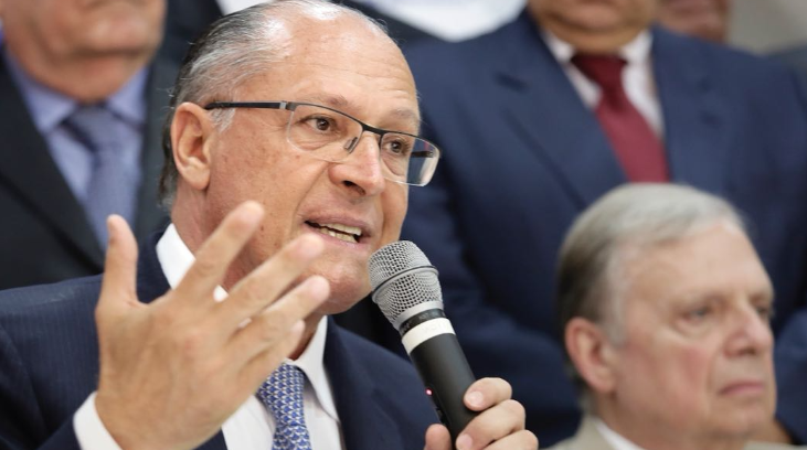 Alckmin concede entrevista antes de falar no Congresso de Prefeitos da Fecam