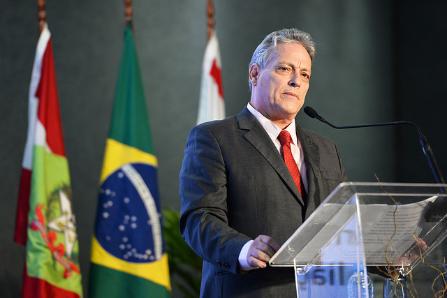 João Goulart Fº aposta na política nacional desenvolvimentista para colocar o Brasil no rumo