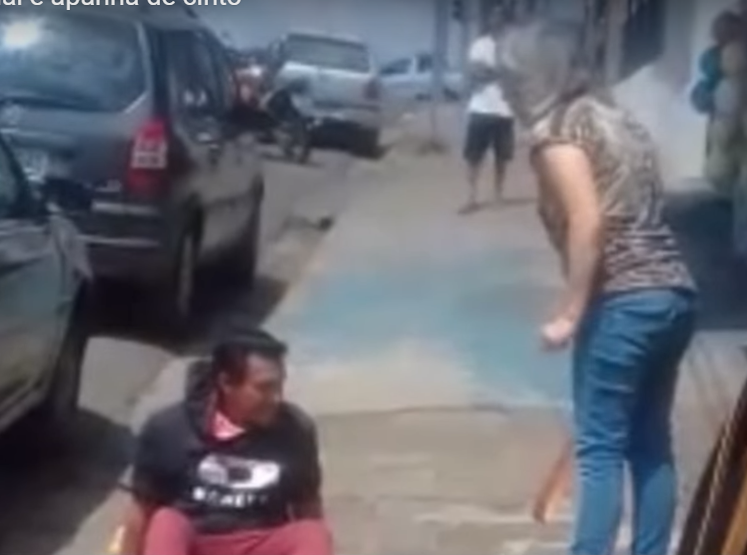 Homem faz proposta sexual e é agredido de cinta no meio da rua