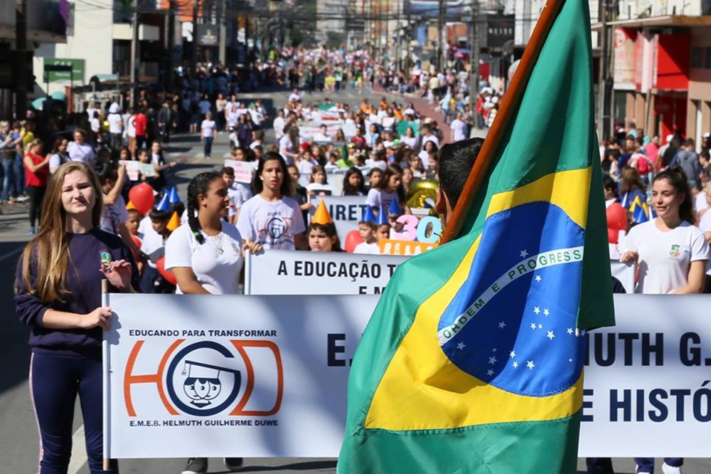 Desfile de 7 de setembro reúne milhares de pessoas em Jaraguá do Sul