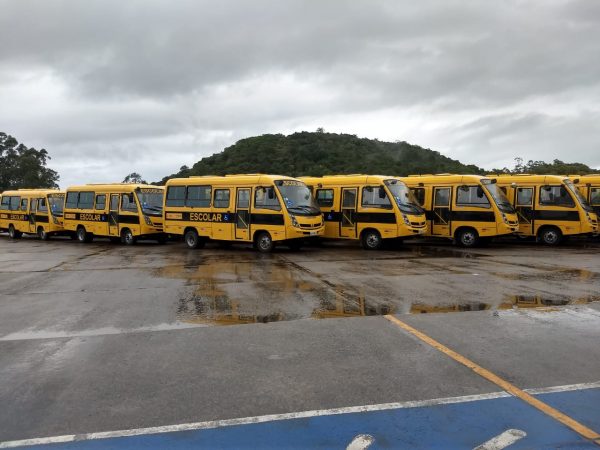 Municípios catarinenses recebem ônibus escolares