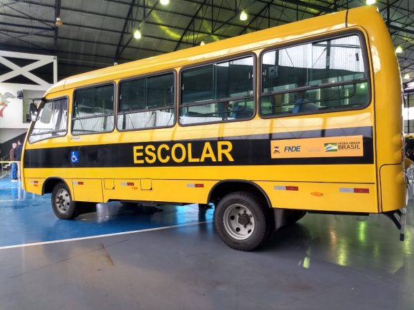 Ministros entregam ônibus escolares