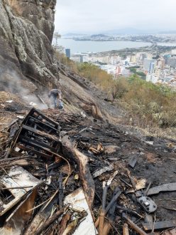 Prefeitura de Florianópolis vistoria Morro do Maciço após incêndio deste domingo