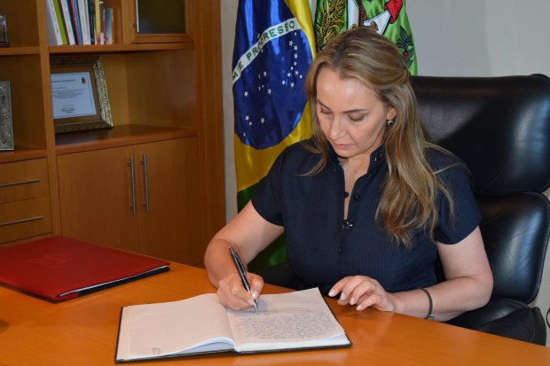 Daniela Reinehr assume oficialmente o governo de SC