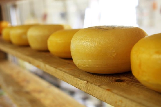Idoso será indenizado em R$ 10 mil por encontrar pedaço de borracha dentro de queijo