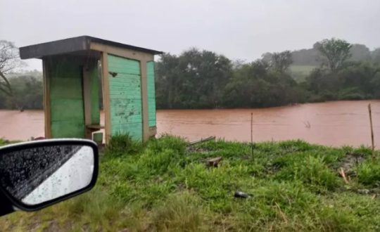 Chuva forte coloca Defesa Civil em alerta máximo; Equipes monitoram rios de SC