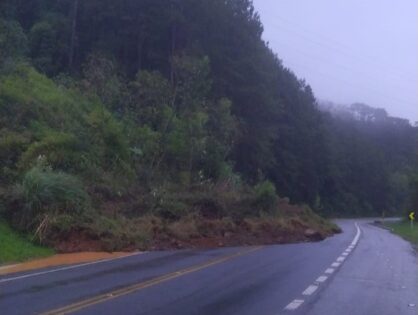 Fortes chuvas causam queda de barreira na BR-280, na serra entre Corupá e São Bento do Sul