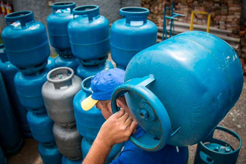 Petrobras reduz preço do gás de cozinha em 9,7% para distribuidoras