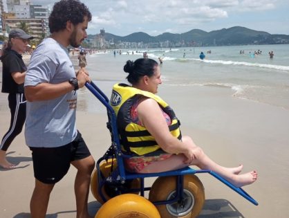 Projeto Vida na Praia garante banho de mar as pessoas com deficiência em Itapema