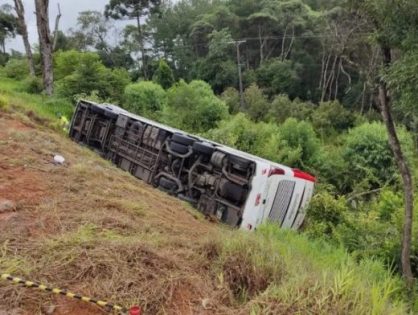 Ônibus partindo de Florianópolis tomba e 7 pessoas morrem na BR-277