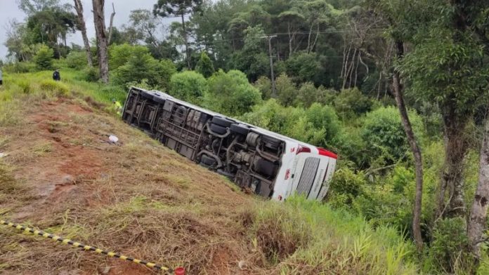 Ônibus partindo de Florianópolis tomba e 7 pessoas morrem na BR-277