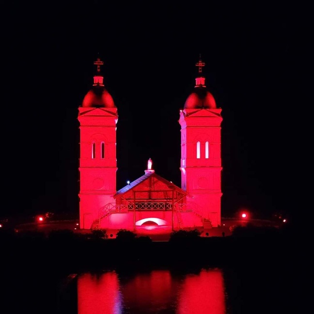 Torres da Igreja São Pedro recebem nova iluminação