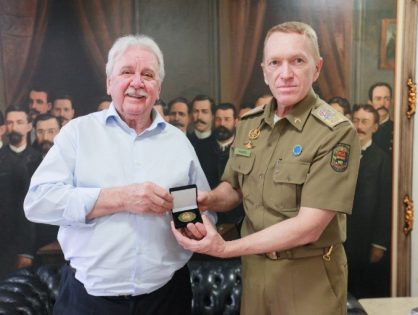 Presidente Sopelsa recebe a moeda Challenge Coins da Polícia Militar de Santa Catarina