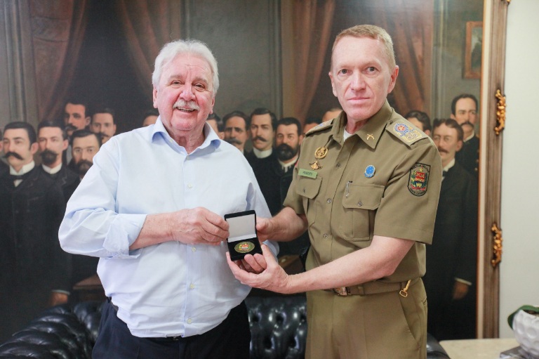 Presidente Sopelsa recebe a moeda Challenge Coins da Polícia Militar de Santa Catarina