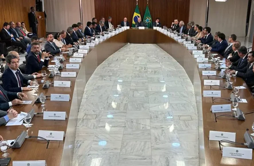 Governador de SC participa de reunião com Lula sobre invasão aos Três Poderes