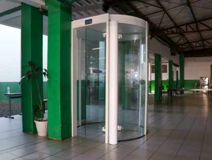 Cinco escolas municipais de Chapecó terão portas com detectores de metais