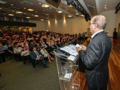 Jorginho Mello destaca importância da atuação dos vereadores durante encontro estadual na Alesc