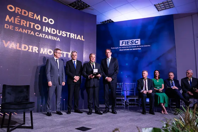 Valdir Moretto recebe a Ordem do Mérito Industrial da Fiesc