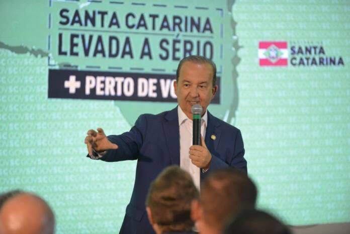 Santa Catarina Levada a Sério: governador conversa com os 15 prefeitos da Amesc em Araranguá