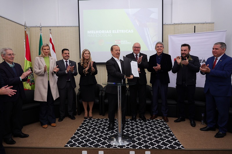 Governo firma parceria com Celesc e Acafe para acelerar recuperação da rede elétrica das escolas estaduais