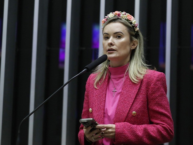 Deputada Júlia Zanatta aprova projeto que indeniza vítimas do golpe do empréstimo consignado