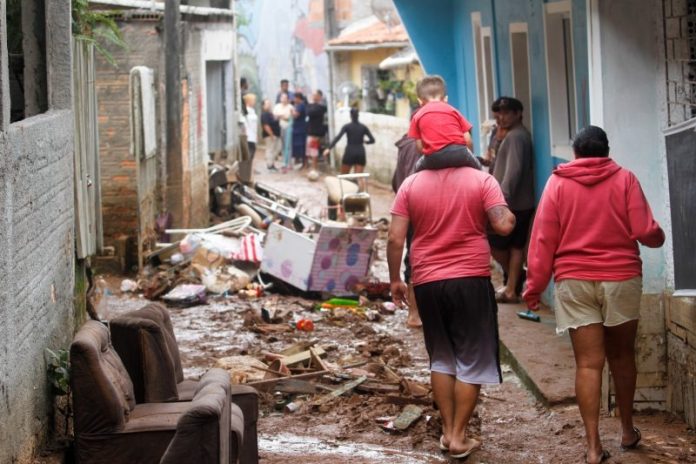 Casan e moradores concordam sobre valor de auxílio após reservatório romper em Florianópolis