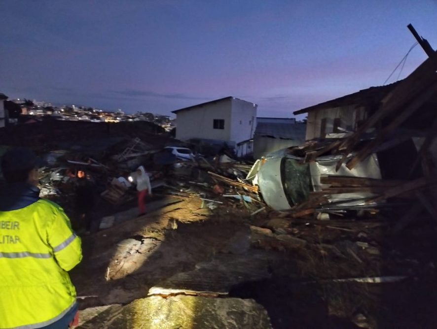 Reservatório de água se rompe e causa caos e destruição em Florianópolis