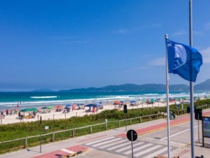 Praias de Bombinhas são aprovadas pelo Júri Internacional para quinta temporada do Bandeira Azul