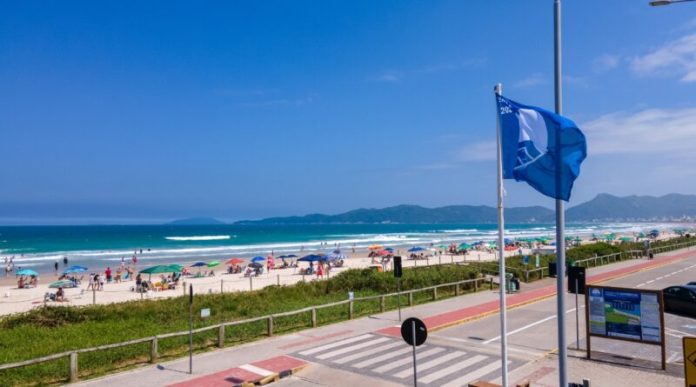 Praias de Bombinhas são aprovadas pelo Júri Internacional para quinta temporada do Bandeira Azul