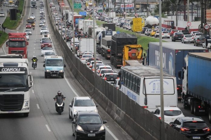 Feriadão: mais de 1 milhão de veículos devem passar pela BR-101 em SC; veja horários de picos