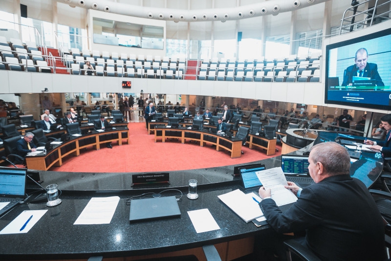 Plenário aprova Pafisc e projeto que reduz burocracia em obras