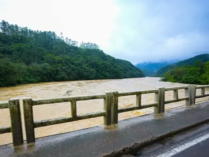 SC tem mais de 60 municípios com transtornos devido às chuvas; governador faz alerta