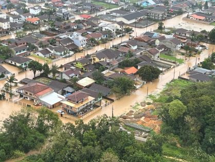 Governo de SC anuncia 18 medidas sociais e econômicas após enchentes