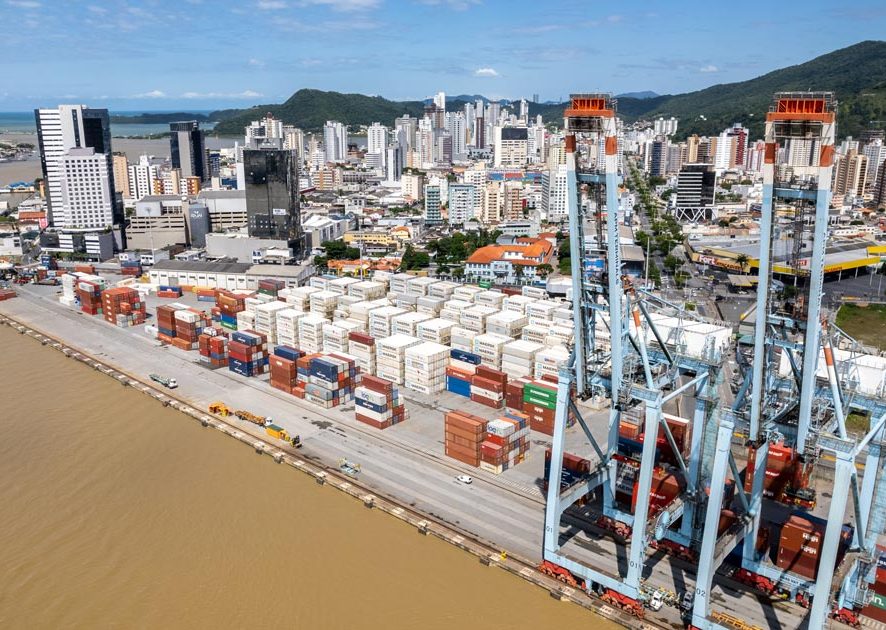 Porto de Itajaí prevê voltar operar contêiner no início de 2024, diz superintendente