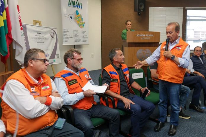 Jorginho Mello se reúne com prefeitos e cobra agilidade ao Governo Federal para ajuda ao Alto Vale do Itajaí